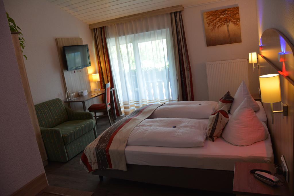 Alpina Hotel Розенхайм Екстериор снимка