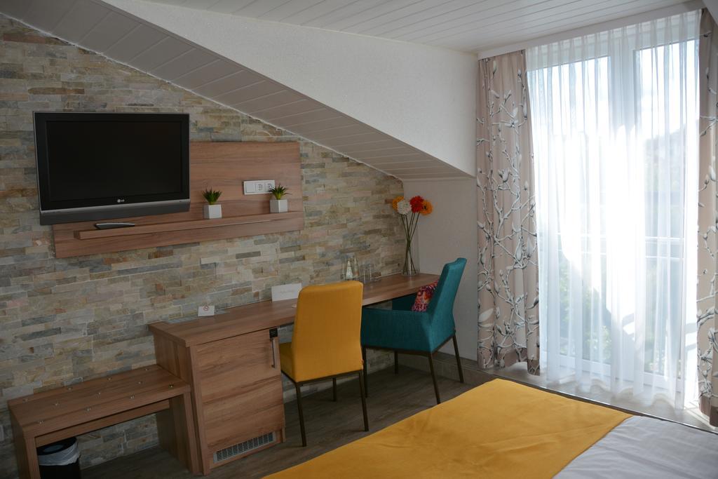 Alpina Hotel Розенхайм Екстериор снимка