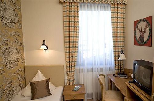 Alpina Hotel Розенхайм Екстериор снимка