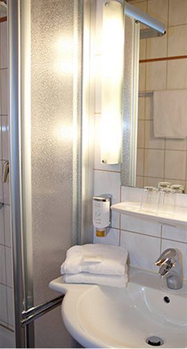 Alpina Hotel Розенхайм Екстериор снимка